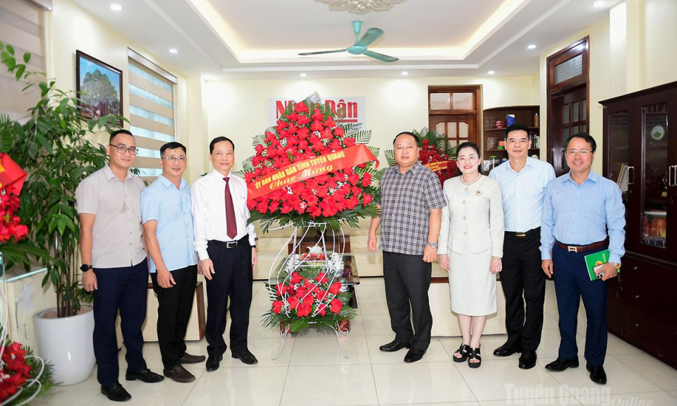 Đồng ch&iacute; Phan Huy Ngọc, Ph&oacute; B&iacute; thư Tỉnh ủy, Chủ tịch UBND tỉnh ch&uacute;c mừng cơ quan Văn ph&ograve;ng đại diện B&aacute;o Nh&acirc;n D&acirc;n tại Tuy&ecirc;n Quang