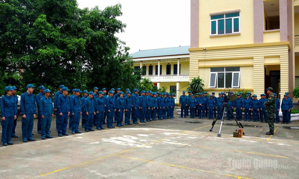 Huấn luyện b&aacute;m s&aacute;t y&ecirc;u cầu thực tiễn