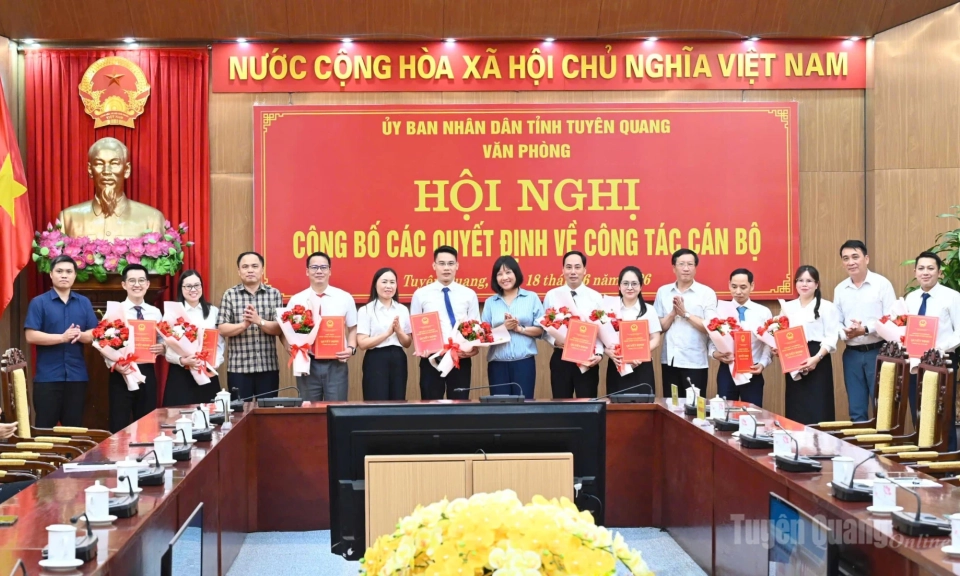 Văn ph&ograve;ng UBND tỉnh c&ocirc;ng bố c&aacute;c Quyết định về c&ocirc;ng t&aacute;c c&aacute;n bộ