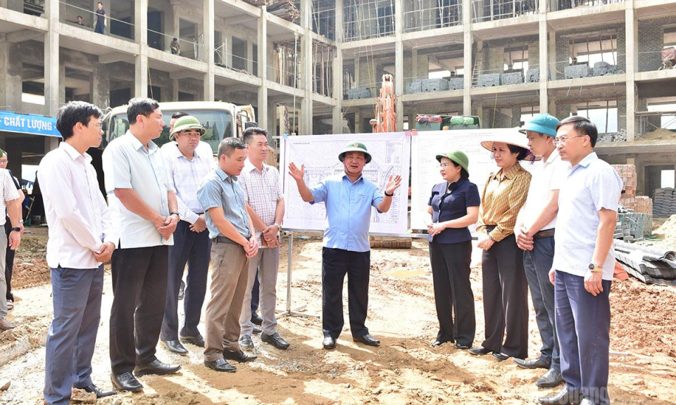 Đồng ch&iacute; B&iacute; thư Tỉnh ủy Hầu A Lềnh kiểm tra c&aacute;c dự &aacute;n tại x&atilde; P&agrave; Vầy Sủ v&agrave; X&iacute;n Mần