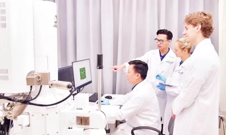 Hợp t&aacute;c quốc tế, tiến tới l&agrave;m chủ c&ocirc;ng nghệ