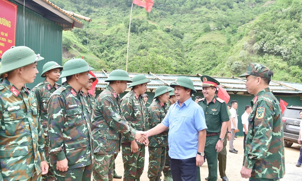 Đồng ch&iacute; B&iacute; thư Tỉnh ủy Hầu A Lềnh thăm, động vi&ecirc;n, tặng qu&agrave; lực lượng r&agrave; ph&aacute; bom m&igrave;n, vật nổ tr&ecirc;n địa b&agrave;n hai x&atilde; X&iacute;n Mần v&agrave; Bản M&aacute;y