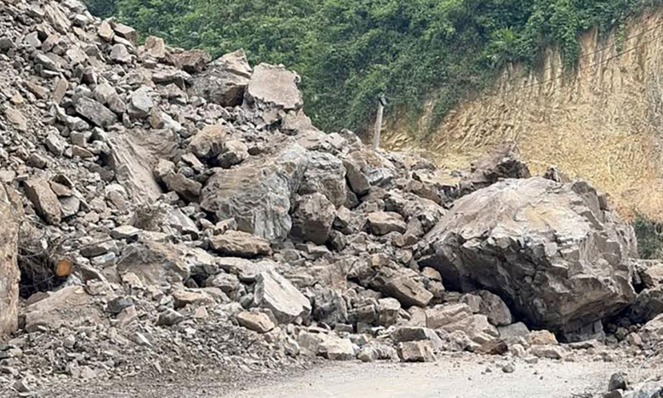 Mưa lớn g&acirc;y sạt lở nghi&ecirc;m trọng tr&ecirc;n tuyến đường v&agrave;o trung t&acirc;m x&atilde; Thuận H&ograve;a