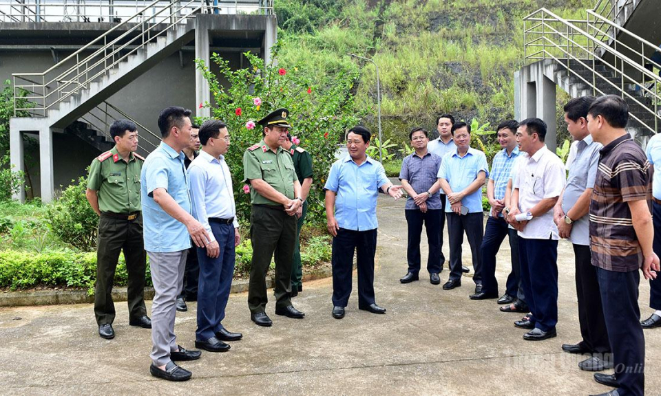 B&iacute; thư Tỉnh ủy Hầu A Lềnh c&ugrave;ng đo&agrave;n c&ocirc;ng t&aacute;c khảo s&aacute;t một số điểm, khu vực tại phường H&agrave; Giang 2