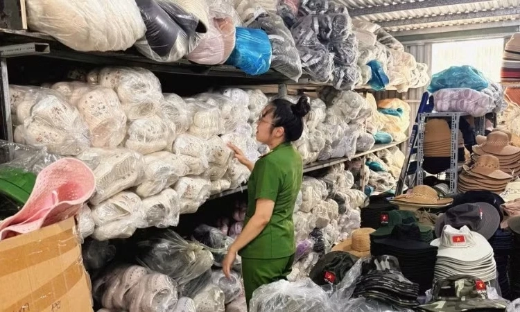 Đ&agrave; Nẵng ph&aacute;t hiện, tạm giữ 700 đ&ocirc;i sandal c&oacute; dấu hiệu x&acirc;m phạm quyền sở hữu tr&iacute; tuệ