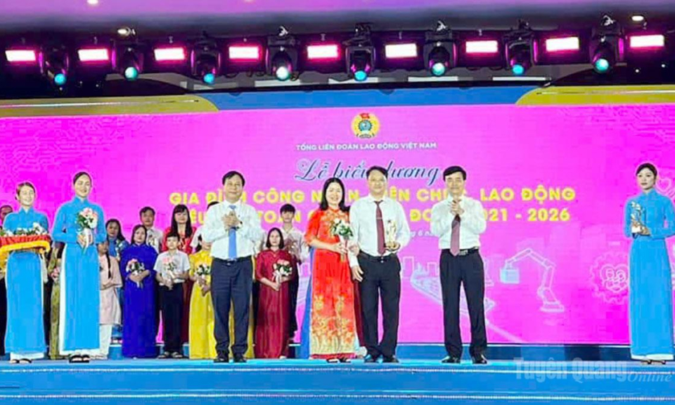 Tuy&ecirc;n Quang c&oacute; 1 gia đ&igrave;nh c&ocirc;ng nh&acirc;n vi&ecirc;n chức ti&ecirc;u biểu to&agrave;n quốc