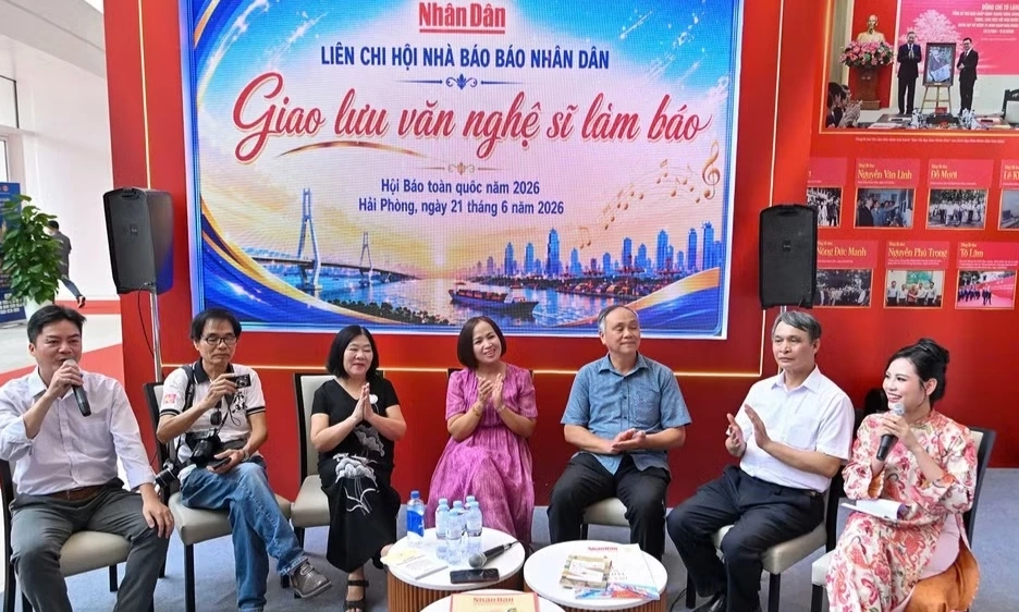 Giao lưu văn nghệ sĩ đất Cảng gắn b&oacute; với B&aacute;o Nh&acirc;n D&acirc;n