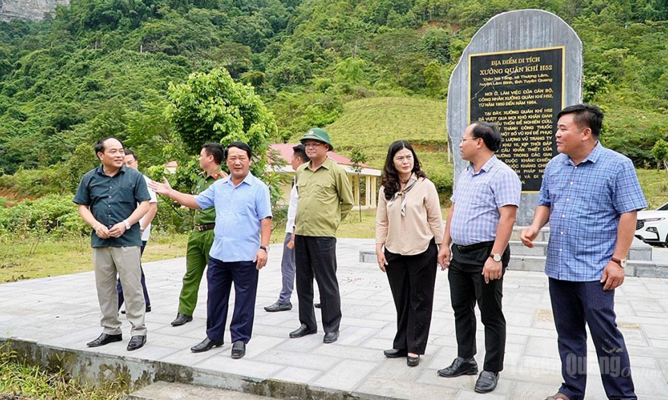 Đo&agrave;n c&ocirc;ng t&aacute;c của tỉnh khảo s&aacute;t thực tế v&ugrave;ng hồ Thuỷ điện Tuy&ecirc;n Quang