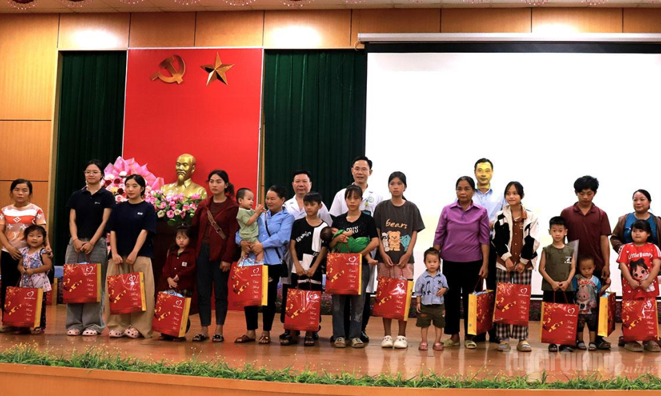 Tr&ecirc;n 300 trẻ em khuyết tật được kh&aacute;m, phẫu thuật miễn ph&iacute;