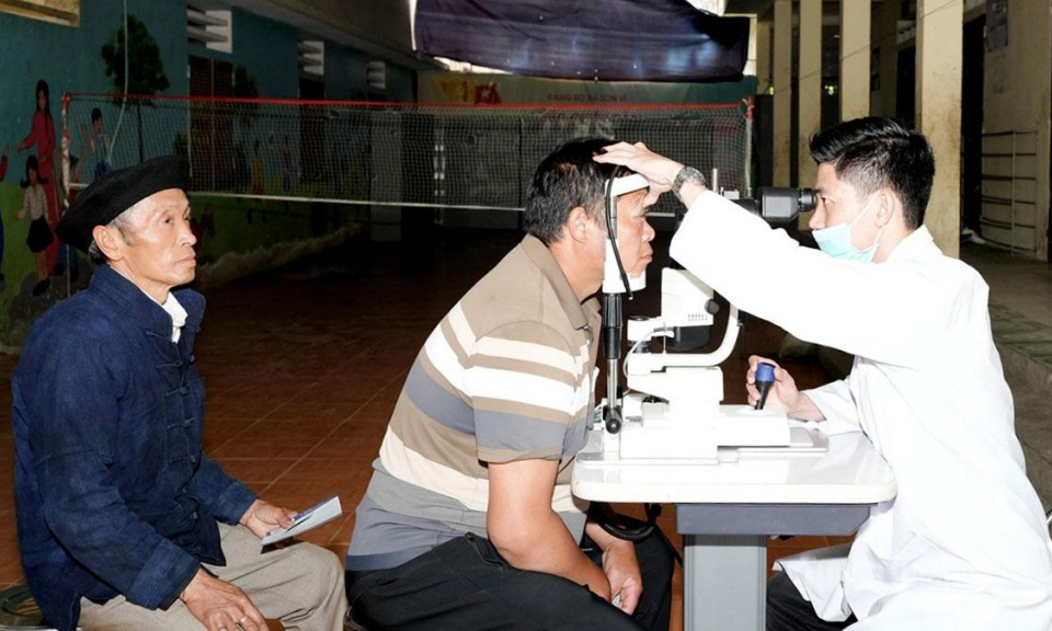 Tr&ecirc;n 200 người d&acirc;n x&atilde; bi&ecirc;n giới Sơn Vĩ được kh&aacute;m mắt miễn ph&iacute;