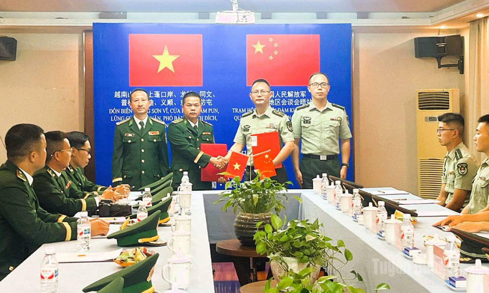 Hội đ&agrave;m định kỳ giữa 8 Đồn Bi&ecirc;n ph&ograve;ng tỉnh Tuy&ecirc;n Quang với Trạm Hội ngộ hội đ&agrave;m bi&ecirc;n ph&ograve;ng khu vực Ph&uacute; Ninh (Trung Quốc)