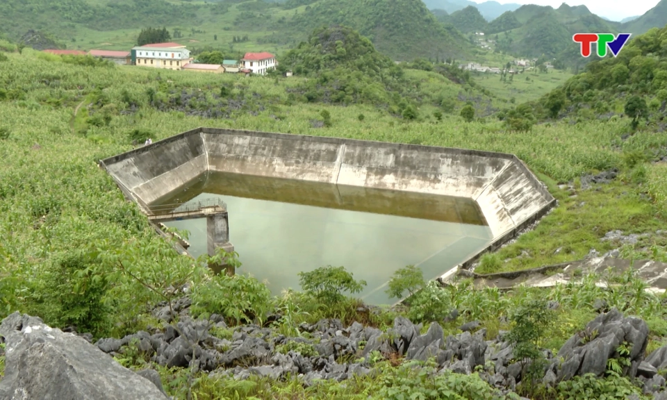 Những &ldquo;b&aacute;t nước&rdquo; tr&ecirc;n đỉnh đ&aacute; x&aacute;m
