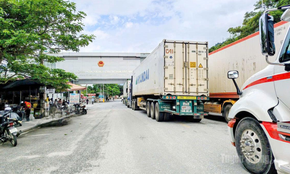 Lượng xe h&agrave;ng xuất khẩu qua Cửa khẩu quốc tế Thanh Thủy tăng mạnh