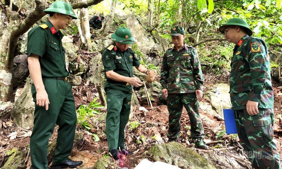 Qu&acirc;n khu 2 kiểm tra c&ocirc;ng t&aacute;c t&igrave;m kiếm, quy tập h&agrave;i cốt liệt sĩ tại Tuy&ecirc;n Quang