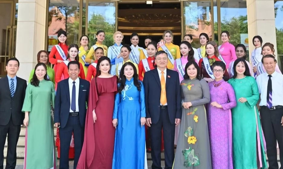 Th&iacute; sinh Miss Multicultural World 2026 tham quan Nh&agrave; Quốc hội
