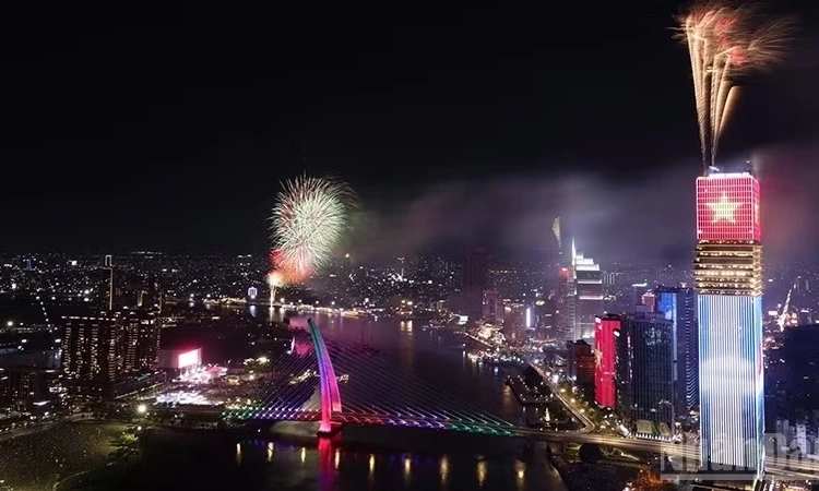 Th&agrave;nh phố Hồ Ch&iacute; Minh bắn ph&aacute;o hoa tại 16 điểm nh&acirc;n dịp kỷ niệm 50 năm th&agrave;nh phố vinh dự mang t&ecirc;n Chủ tịch Hồ Ch&iacute; Minh