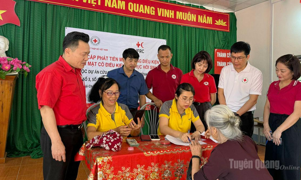 Nhịp cầu nh&acirc;n &aacute;i sau b&atilde;o lũ