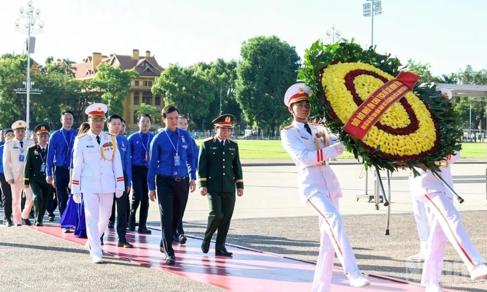 Đo&agrave;n đại biểu dự Đại hội Đo&agrave;n to&agrave;n quốc lần thứ XIII b&aacute;o c&ocirc;ng d&acirc;ng B&aacute;c