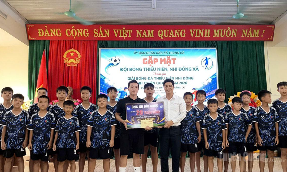 Trung H&agrave; hỗ trợ 20 triệu đồng cho hai đội b&oacute;ng tham dự giải cấp tỉnh