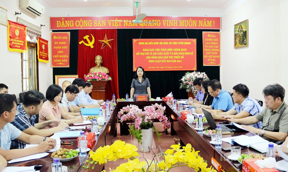 Ph&oacute; trưởng Đo&agrave;n Đại biểu Quốc hội chuy&ecirc;n tr&aacute;ch tỉnh Tuy&ecirc;n Quang L&yacute; Thị Lan khảo s&aacute;t v&agrave; l&agrave;m việc với C&ocirc;ng ty L&acirc;m nghiệp Tuy&ecirc;n Quang