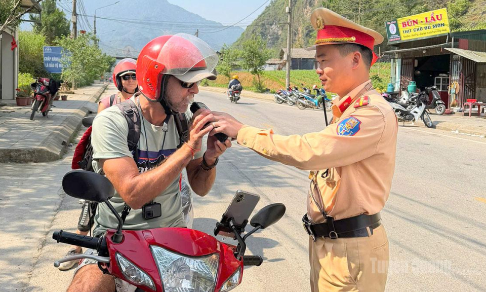 Xử l&yacute; tr&ecirc;n 43 ngh&igrave;n trường hợp vi phạm ATGT trong 6 th&aacute;ng đầu năm