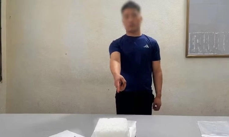 Bắt quả tang đối tượng xuất cảnh tr&aacute;i ph&eacute;p, kh&aacute;m x&eacute;t, thu giữ gần 1kg ma t&uacute;y đ&aacute;