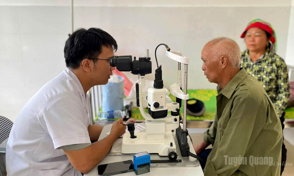 Nhiều người d&acirc;n được kh&aacute;m, s&agrave;ng lọc bệnh miễn ph&iacute;