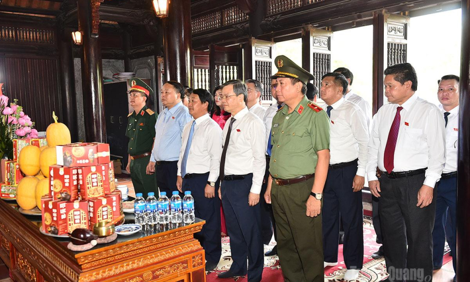 Đo&agrave;n đại biểu HĐND tỉnh d&acirc;ng hương tưởng nhớ Chủ tịch Hồ Ch&iacute; Minh v&agrave; c&aacute;c Anh h&ugrave;ng liệt sỹ