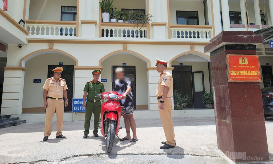 Xử l&yacute; đối tượng đi xe m&aacute;y "bốc đầu" trong khu d&acirc;n cư