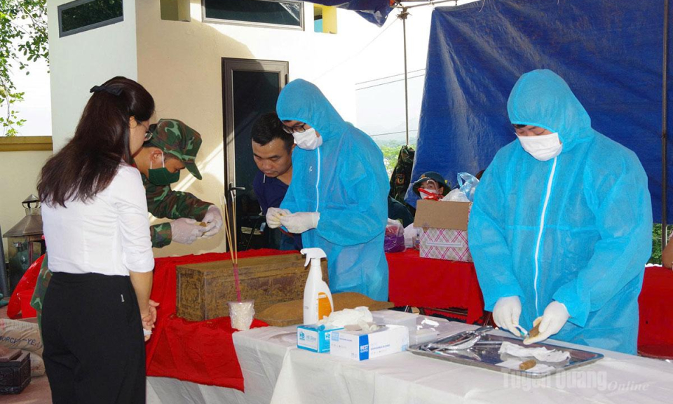 Lấy mẫu h&agrave;i cốt liệt sĩ tại nghĩa trang liệt sĩ tr&ecirc;n địa b&agrave;n phường Mỹ L&acirc;m v&agrave; x&atilde; Nhữ Kh&ecirc;