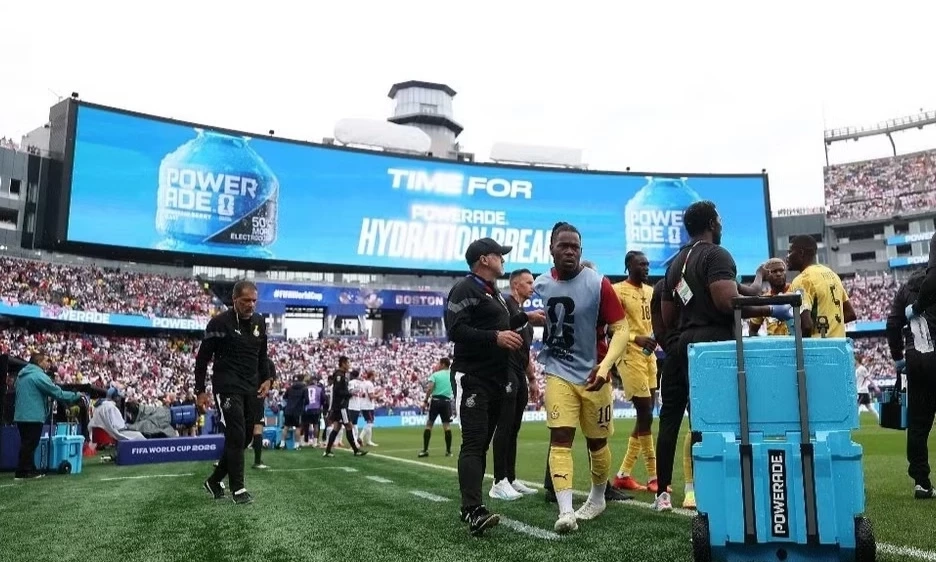 B&ecirc;n lề World Cup: Huấn luyện vi&ecirc;n Deschamps về nước chịu tang mẹ, FIFA bảo vệ qu&atilde;ng nghỉ giữa hiệp