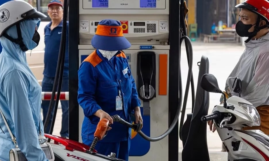 Gi&aacute; xăng dầu tiếp tục giảm mạnh, dầu diesel giảm hơn 1.600 đồng/l&iacute;t