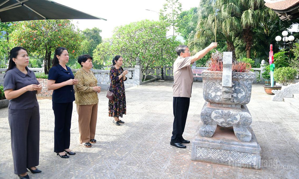 Nguy&ecirc;n Uỷ vi&ecirc;n BCH Trung ương Đảng, nguy&ecirc;n Ph&oacute; Chủ tịch Quốc hội Nguyễn Đức Hải d&acirc;ng hương tại Đền thờ Chủ tịch Hồ Ch&iacute; Minh