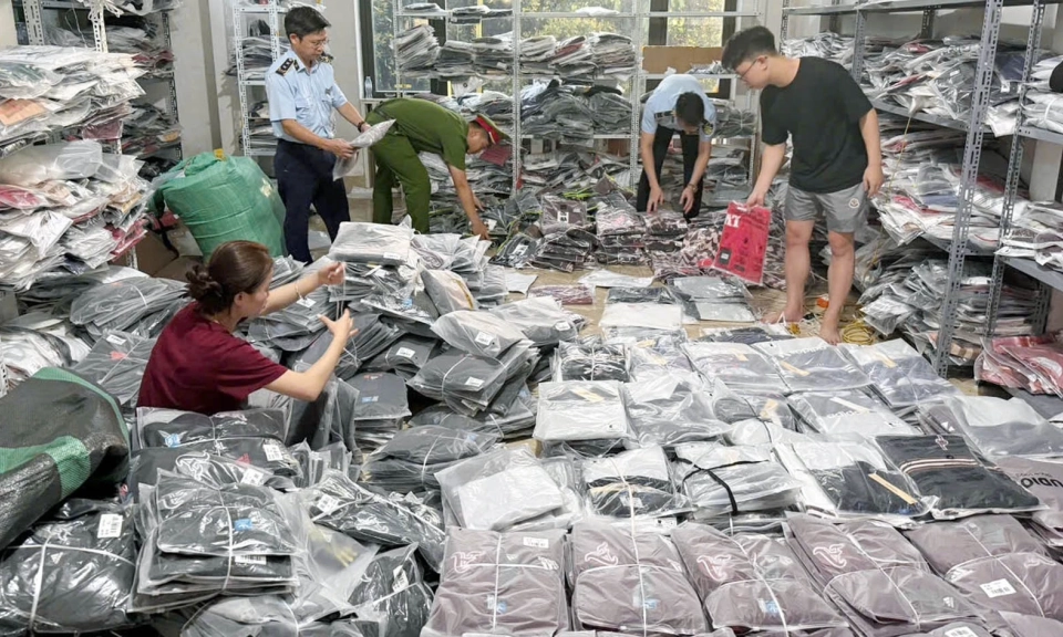 H&agrave; Nội ph&aacute;t hiện 2.575 sản phẩm thời trang giả mạo nh&atilde;n hiệu nổi tiếng