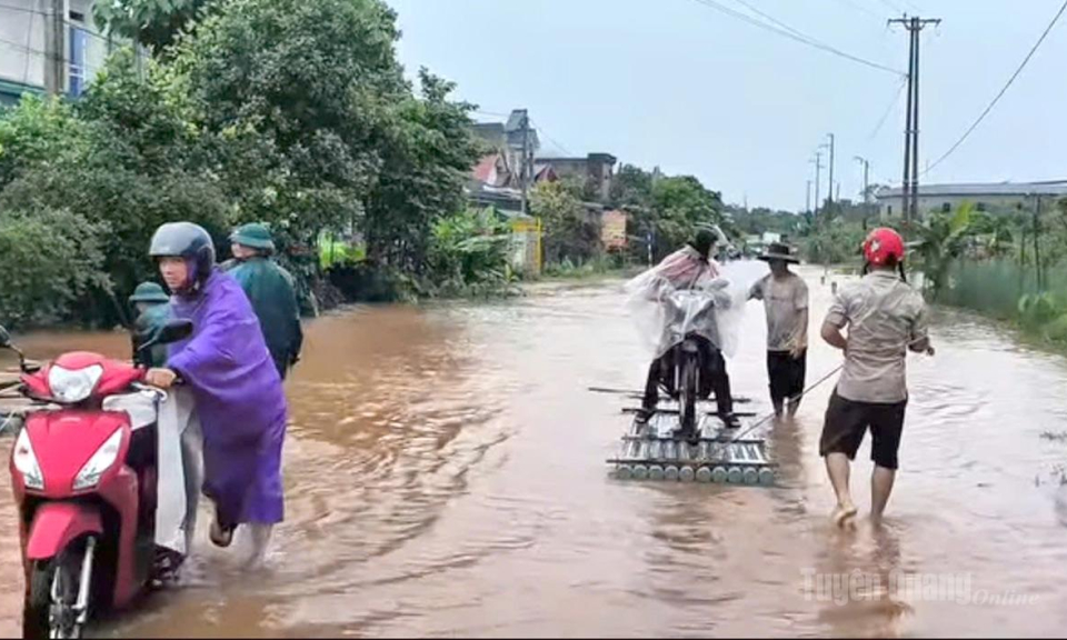 Lực lượng chức năng hỗ trợ người d&acirc;n qua điểm ngập tr&ecirc;n Quốc lộ 279