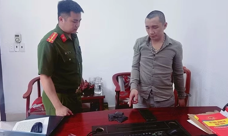 Thanh H&oacute;a: Bắt 2 đối tượng t&agrave;ng trữ gần 5.000 vi&ecirc;n ma t&uacute;y