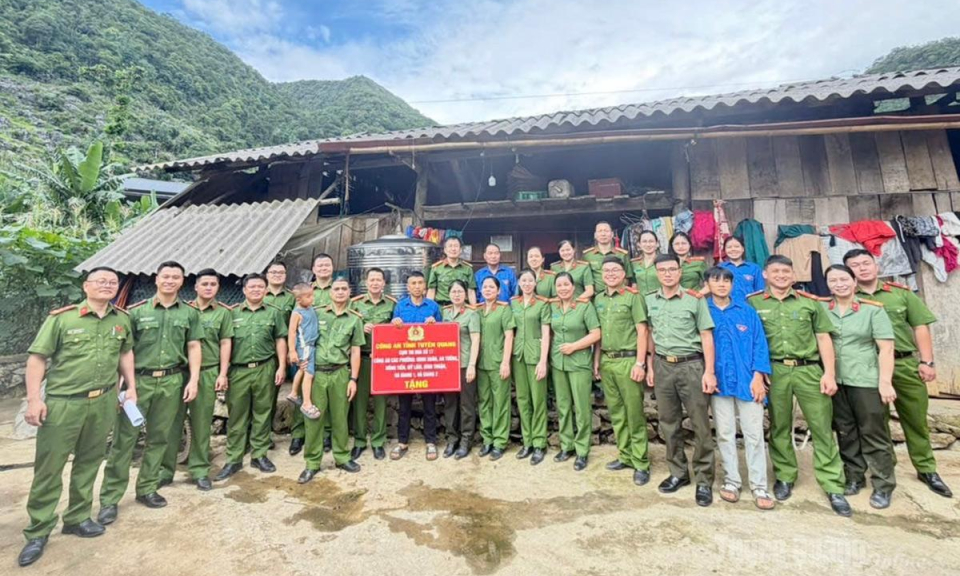 Trao tặng 12 t&eacute;c nước cho hộ c&oacute; ho&agrave;n cảnh kh&oacute; khăn x&atilde; C&aacute;n Tỷ