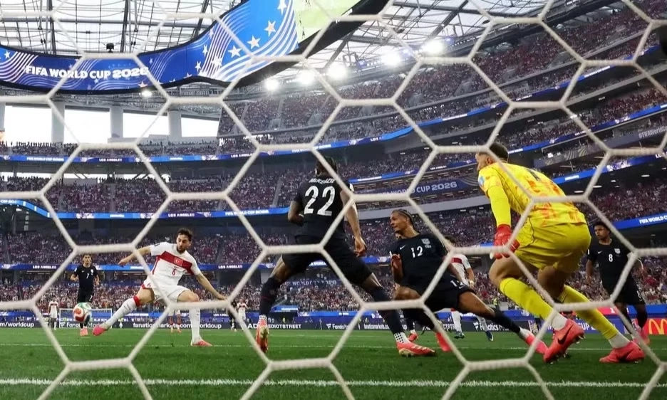 Australia v&agrave; Paraguay bắt tay nhau c&ugrave;ng Mỹ gi&agrave;nh v&eacute; đi tiếp, Thổ Nhĩ Kỳ thắng nghẹt thở trong ng&agrave;y chia tay World Cup