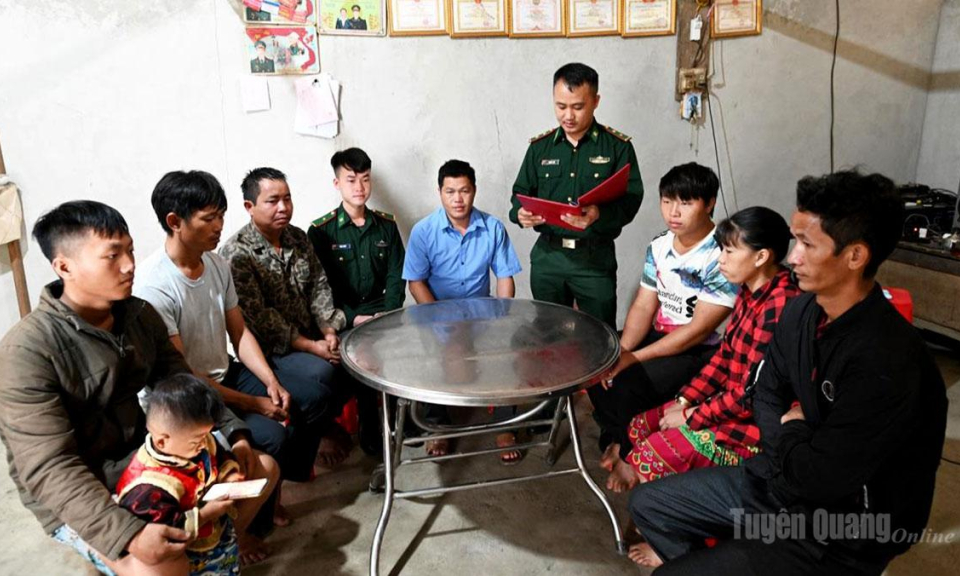 Gieo &ldquo;hạt giống đỏ&rdquo; nơi bản l&agrave;ng bi&ecirc;n giới