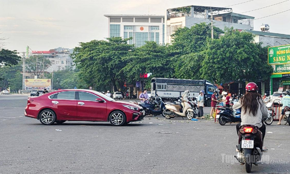 Chợ họp tự ph&aacute;t tr&ecirc;n đường g&acirc;y mất mỹ quan đ&ocirc; thị, tiềm ẩn tai nạn giao th&ocirc;ng