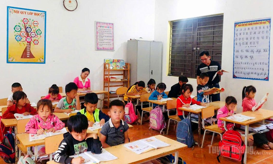Triển khai dạy tiếng M&ocirc;ng tại 14 trường bi&ecirc;n giới