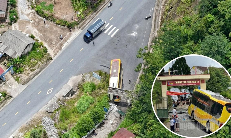 Xe kh&aacute;ch mất phanh, lao v&agrave;o cổng trường học ở Nậm Dịch