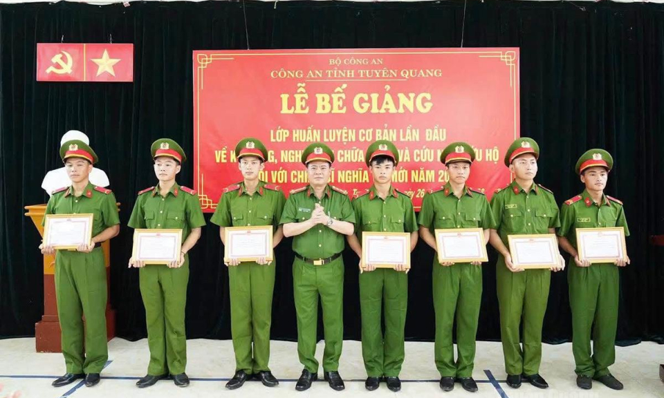 392 chiến sĩ nghĩa vụ ho&agrave;n th&agrave;nh huấn luyện nghiệp vụ chữa ch&aacute;y, cứu nạn, cứu hộ