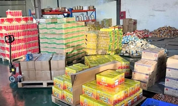 Vĩnh Long bắt 2 đối tượng trong đường d&acirc;y sản xuất nước yến giả quy m&ocirc; lớn