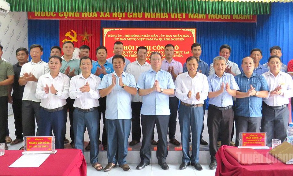 Trưởng ban Tuy&ecirc;n gi&aacute;o v&agrave; D&acirc;n vận Tỉnh ủy Trần Mạnh Lợi dự c&ocirc;ng bố quyết định sắp xếp th&ocirc;n tại x&atilde; Quảng Nguy&ecirc;n