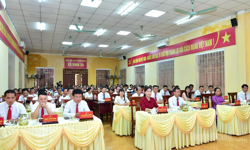 Đồng ch&iacute; N&ocirc;ng Thị B&iacute;ch Huệ dự c&ocirc;ng bố sắp xếp, tổ chức lại th&ocirc;n tại x&atilde; Y&ecirc;n Nguy&ecirc;n v&agrave; B&igrave;nh Xa