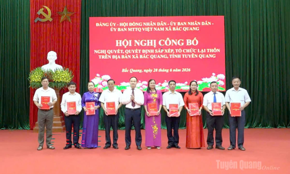 X&atilde; Bắc Quang c&ocirc;ng bố c&aacute;c nghị quyết, quyết định sắp xếp, tổ chức lại th&ocirc;n
