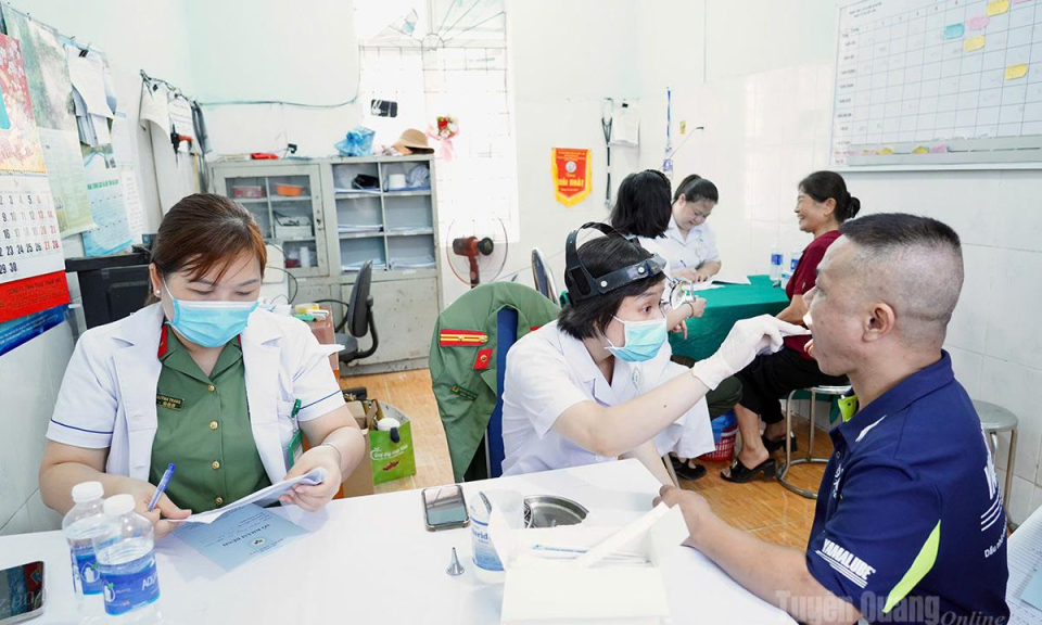 Cục Y tế (Bộ C&ocirc;ng an) tổ chức kh&aacute;m bệnh, tặng qu&agrave; tại x&atilde; Việt L&acirc;m