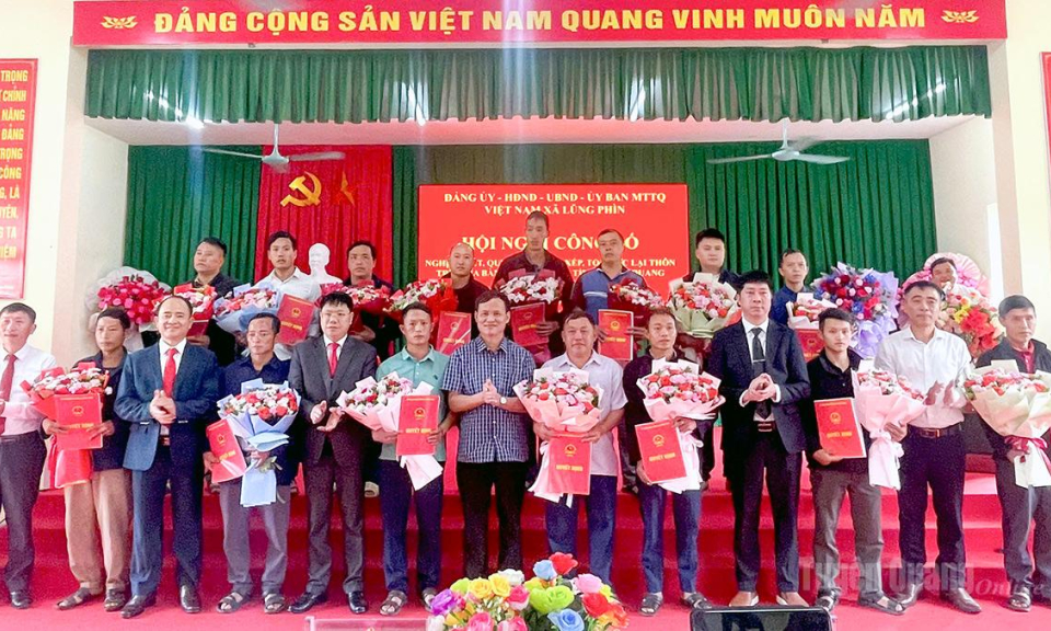 X&atilde; Lũng Ph&igrave;n c&ocirc;ng bố c&aacute;c quyết định sắp xếp, tổ chức lại th&ocirc;n, kiện to&agrave;n tổ chức ở cơ sở