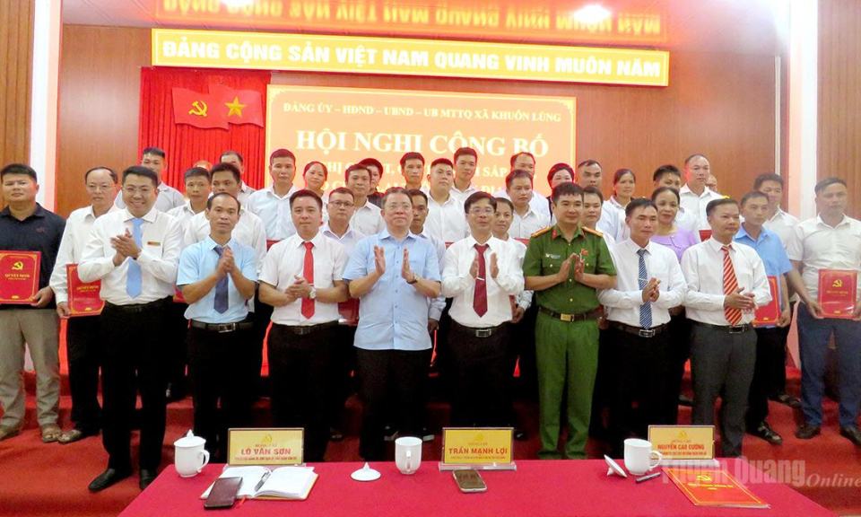 Đồng ch&iacute; Trần Mạnh Lợi dự Hội nghị c&ocirc;ng bố sắp xếp, tổ chức lại th&ocirc;n tại x&atilde; Khu&ocirc;n L&ugrave;ng